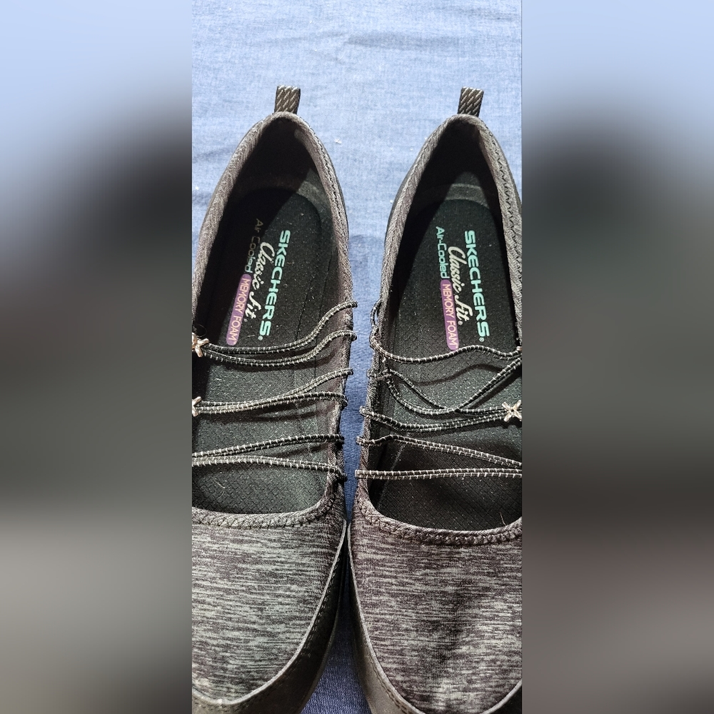 Skecher's slide on memory foam, classic fit comfort shoe - Picture 4 of 7